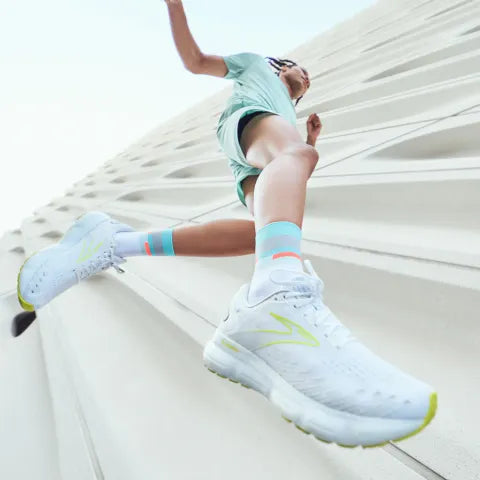 Feetures Elite Light Cushion Mini Crew Socks - Aquatic White