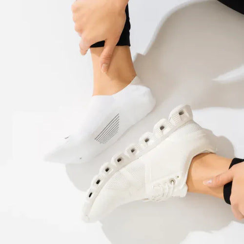 Feetures Elite Light Cushion Invisible Socks - White